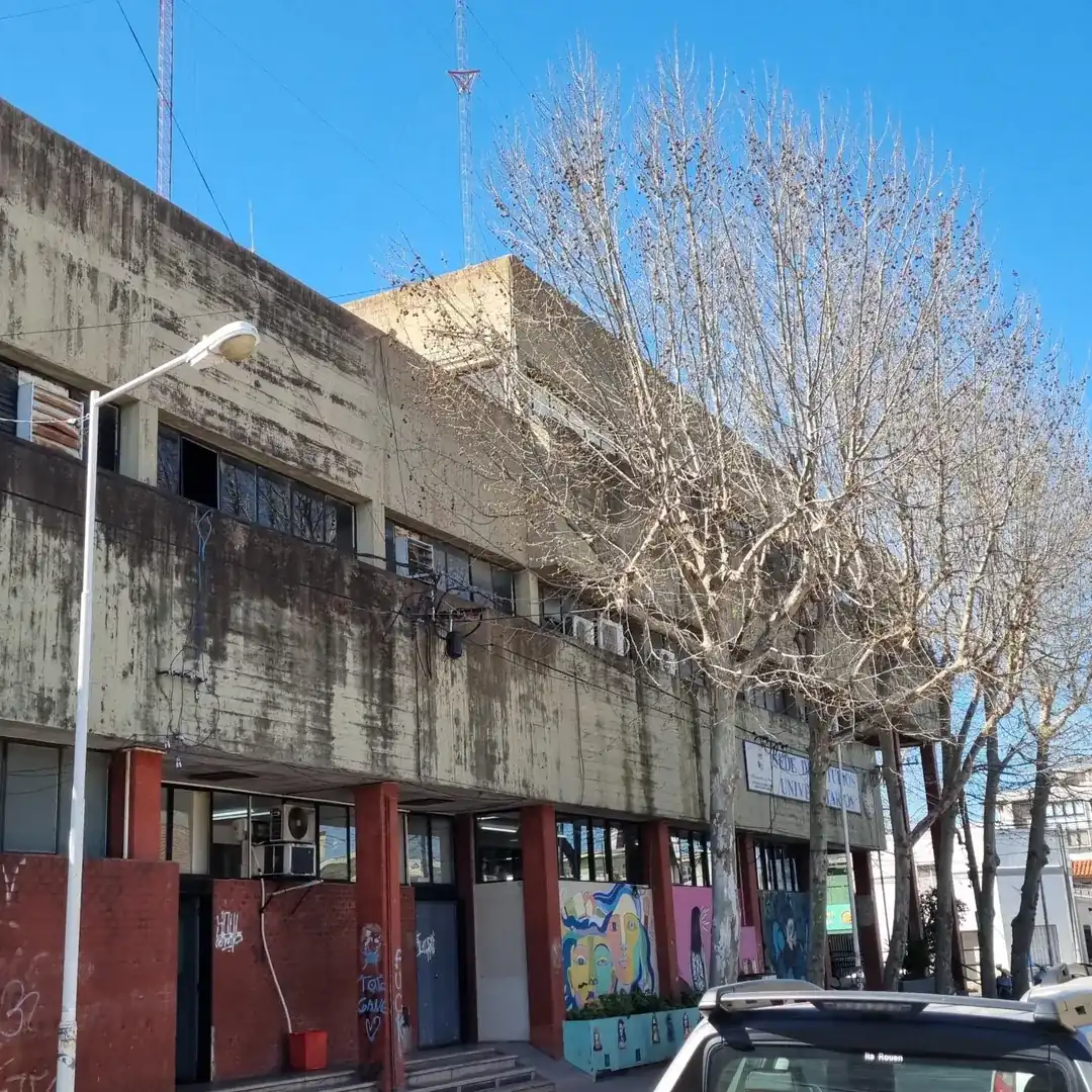 Frente de edificio antes del hidrolavado